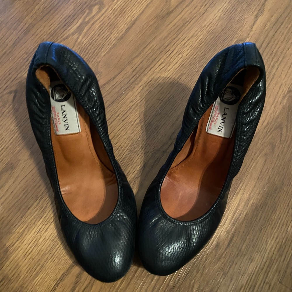Lanvin black pumps with elastic.